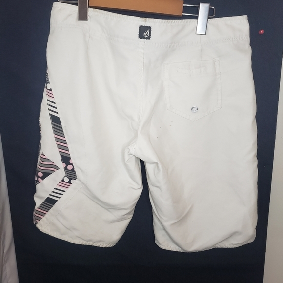 Volcom white with pink accents board shorts - Picture 3 of 3